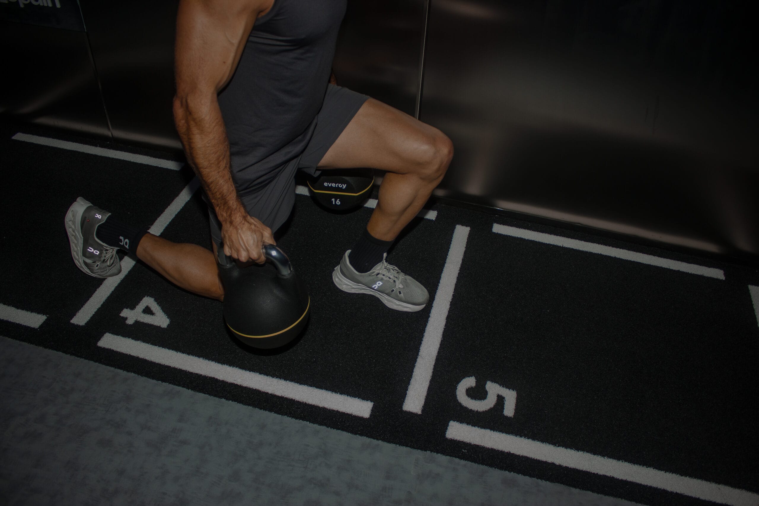 Equipamiento HYROX Revive Madrid — SkiErg, remo, trineo, wall balls