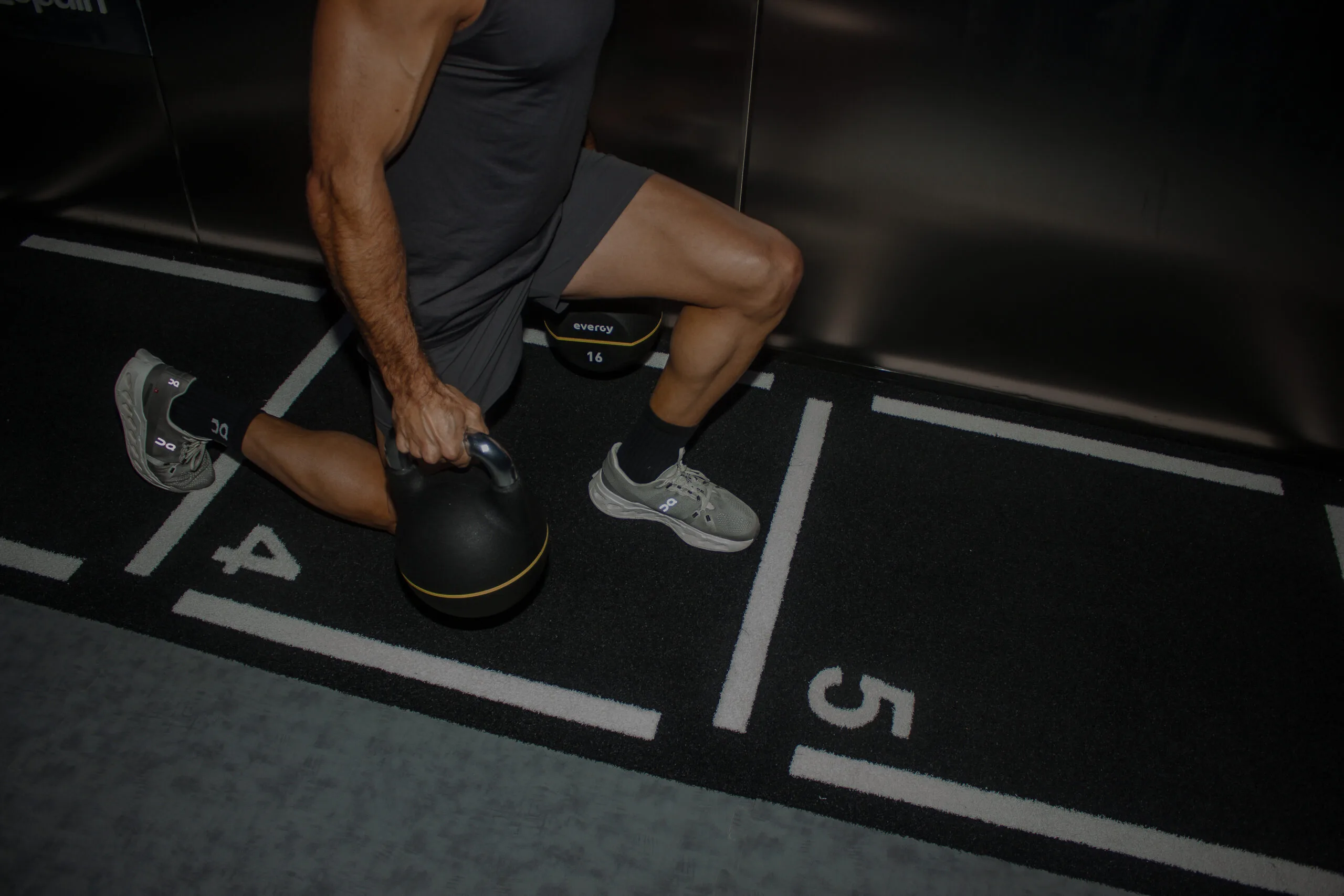 Equipamiento HYROX Revive Madrid — SkiErg, remo, trineo, wall balls