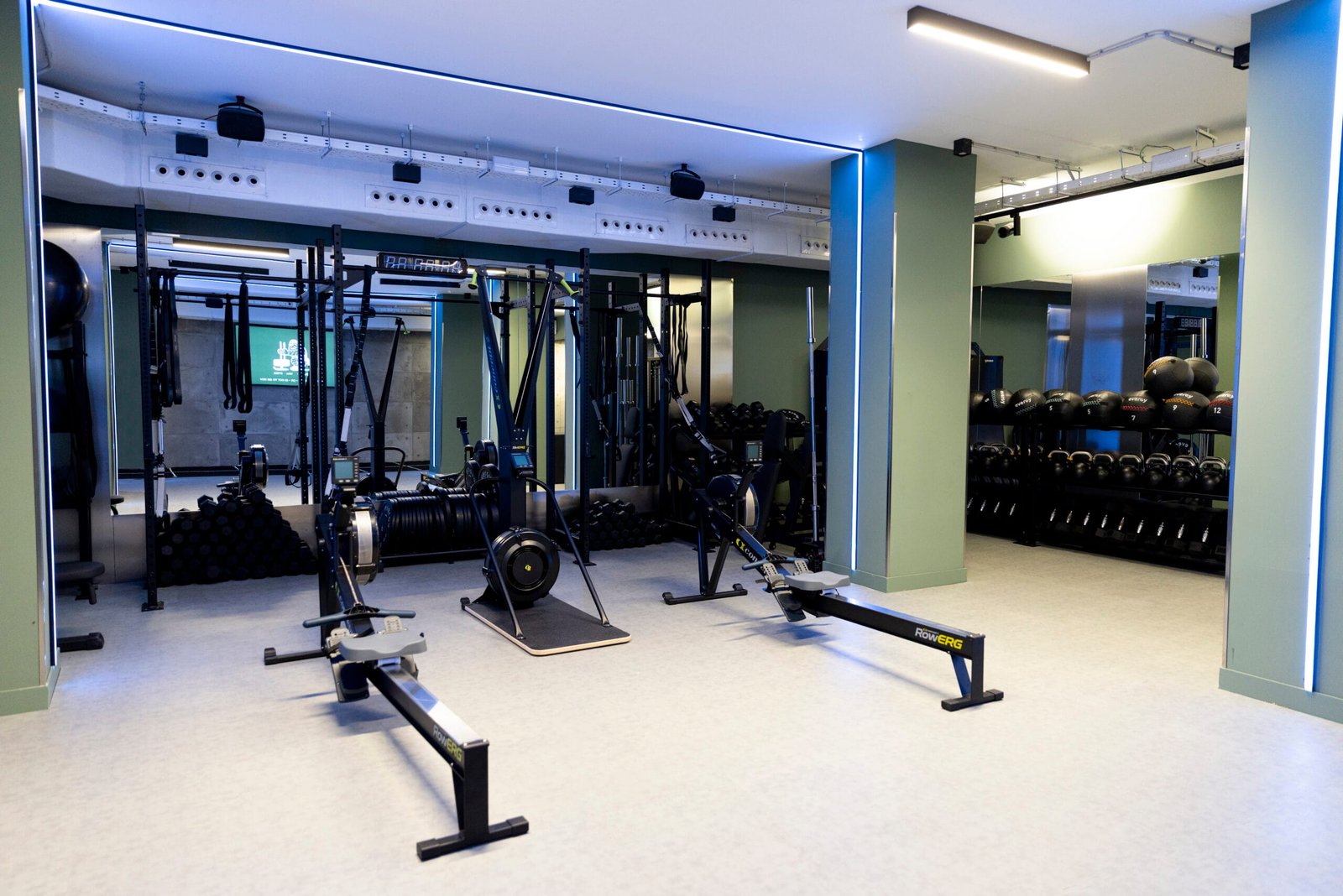 Sala de entrenamiento de Revive Salamanca con racks, remos y SkiErg